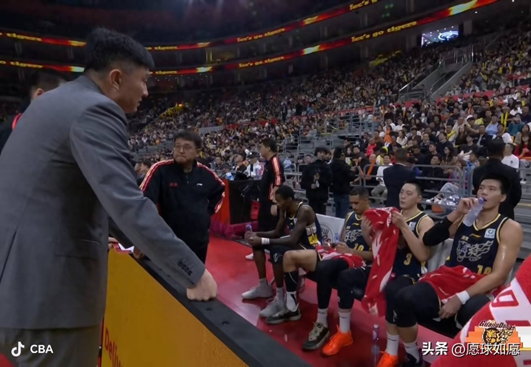 关于冲刺阶段广州队调整名单以备CBA季后赛，主帅复盘环节打磨，管理层满意，身体对抗强度拉满的信息